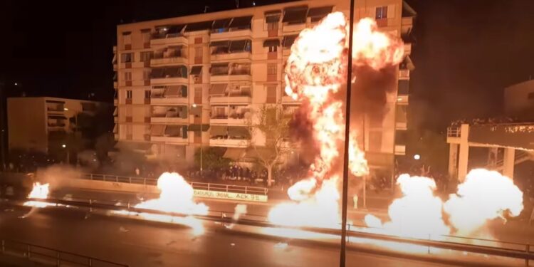 “Χριστός Ανέστη” με μολότοφ και γκαζάκια – Έντεκα συλλήψεις από την ΕΛΑΣ