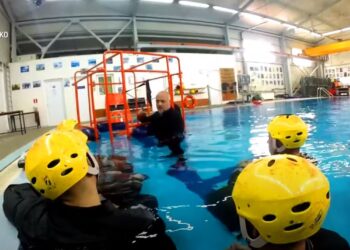 Βίντεο της εκπαίδευσης Πυροσβεστών για διαφυγή από βυθιζόμενο ελικόπτερο