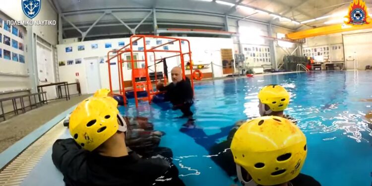 Βίντεο της εκπαίδευσης Πυροσβεστών για διαφυγή από βυθιζόμενο ελικόπτερο