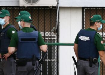 Σκοπιά στο κτήριο της ΓΑΔΑ με μπλε στολές κάνουν οι “πανεπιστημιακοί αστυνομικοί”