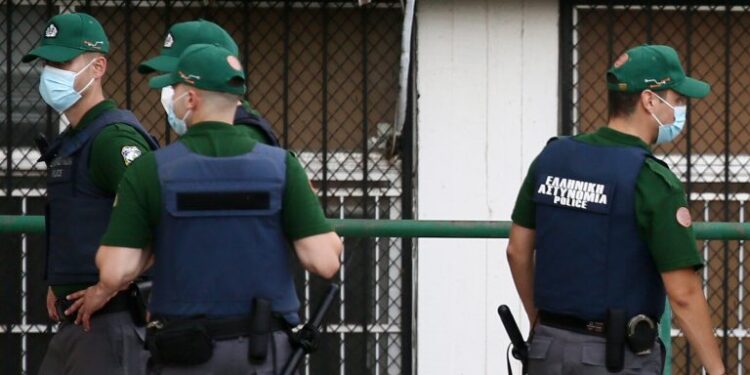 Σκοπιά στο κτήριο της ΓΑΔΑ με μπλε στολές κάνουν οι “πανεπιστημιακοί αστυνομικοί”