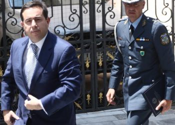 Η αιφνιδιαστική καρατόμηση Μηταράκη και το σκληρό παρασκήνιο