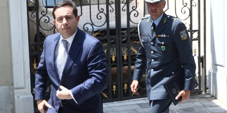 Η αιφνιδιαστική καρατόμηση Μηταράκη και το σκληρό παρασκήνιο