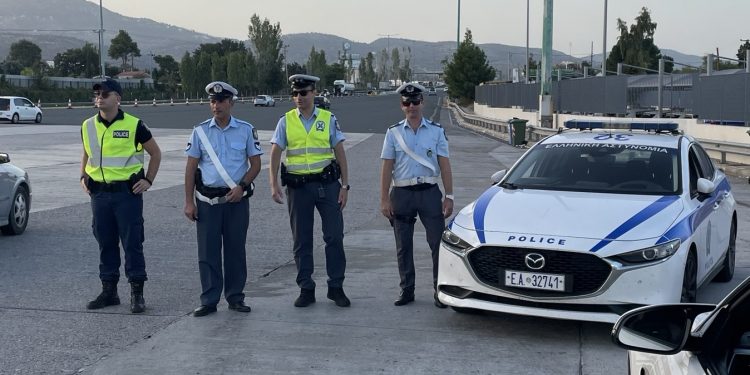 “Βρέχει κλήσεις” σε όλη την Αττική – Μπαράζ ελέγχων από την Τροχαία