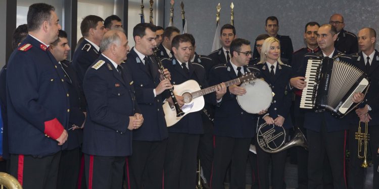 Κάηκε στο ΚΕΜΕΑ και “φύσηξε” τα Κάλαντα ο Οικονόμου – Έντονη δυσαρέσκεια στην ΕΛΑΣ