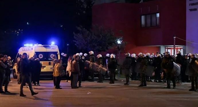 Προσχεδιασμένη η επίθεση στο Ρέντη – Είχαν κρυμμένα πυρομαχικά στο γήπεδο