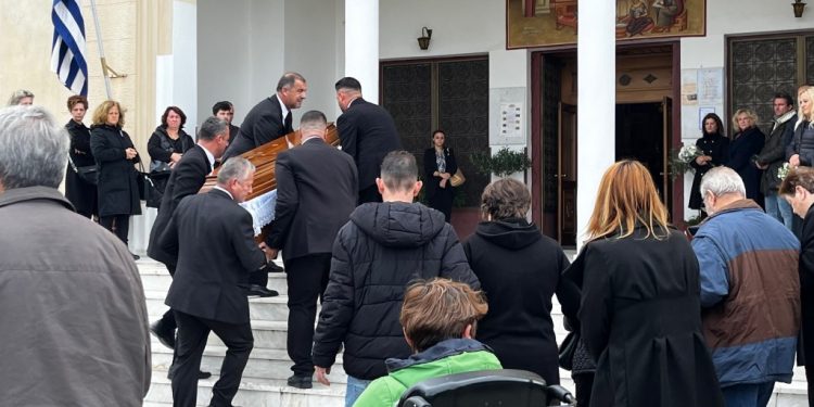 Γυναικοκτονία στο Αγρίνιο: Σκηνές αρχαίας τραγωδίας στην κηδεία της Δώρας – ΒΙΝΤΕΟ – ΦΩΤΟ