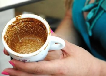 Απίστευτο: “καφετζού” έφαγε 850000 ευρώ από 72χρονο για να του διαβάζει τον καφέ!