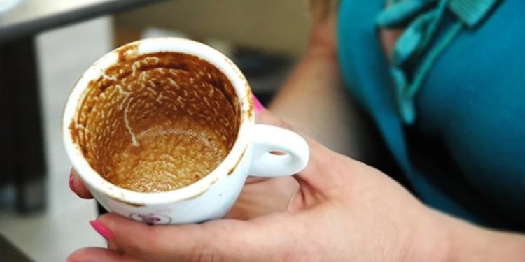 Απίστευτο: “καφετζού” έφαγε 850000 ευρώ από 72χρονο για να του διαβάζει τον καφέ!