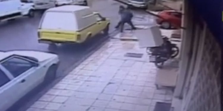 Τρίκαλα: Aιματηρή ληστεία σε χρηματαποστολή – Ο δράστης μαχαίρωσε σεκιουριτά – ΒΙΝΤΕΟ ΝΤΟΚΟΥΜΕΝΤΟ