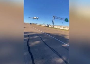 Τέξας: Αεροσκάφος προσγειώθηκε σε αυτοκινητόδρομο και έπεσε σε αυτοκίνητα – ΒΙΝΤΕΟ