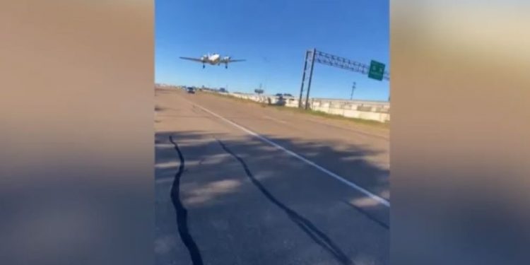 Τέξας: Αεροσκάφος προσγειώθηκε σε αυτοκινητόδρομο και έπεσε σε αυτοκίνητα – ΒΙΝΤΕΟ