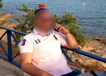 Σήμερα απολογείται ο «νταής» αστυνομικός της Βουλής – Κατηγορείται ότι βίαζε και έδερνε τα παιδιά του – Τον «ξεσκέπασε» η αστυνομικός γυναίκα του – ΒΙΝΤΕΟ