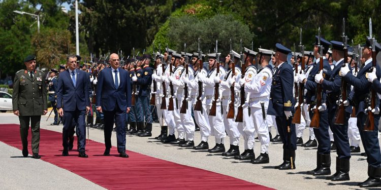 «Άστραψε και βρόντηξε» ο Δένδιας: «Ξηλώνει» τις διοικήσεις των στρατιωτικών νοσοκομείων μετά το μπαράζ καταγγελιών – BINTEO