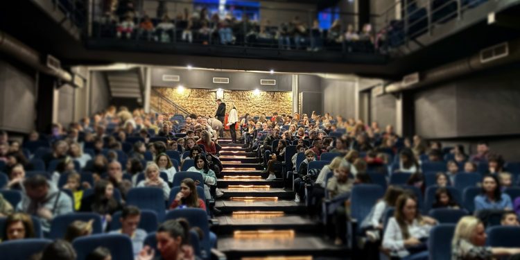 Εορταστική ατμόσφαιρα στην παιδική παράσταση της Ε.ΑΣ.Υ.Α – ΦΩΤΟ