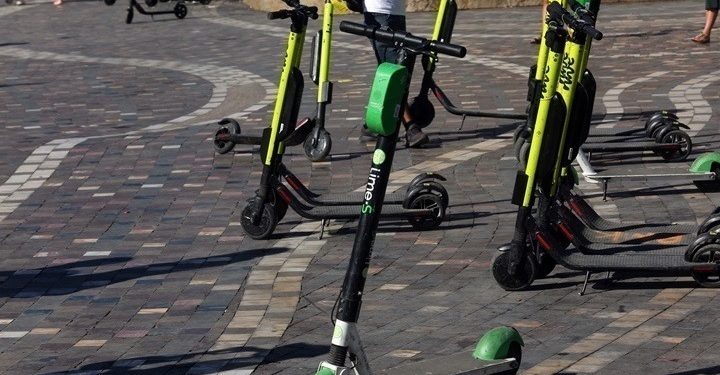 Θεσσαλονίκη: Έκλεψαν 291 ηλεκτρικά πατίνια (και τις μπαταρίες τους) από αποθήκη στον Λαγκαδά