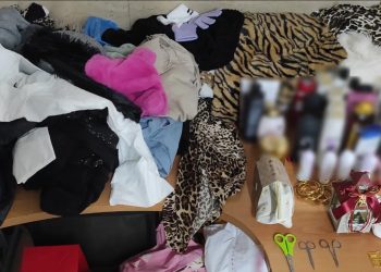 Αθήνα: Χειροπέδες σε 5 «χρυσοδάκτυλες» κλέφτρες με ψαλίδι – Είχαν «ρημάξει» καταστήματα ρούχων – ΦΩΤΟ