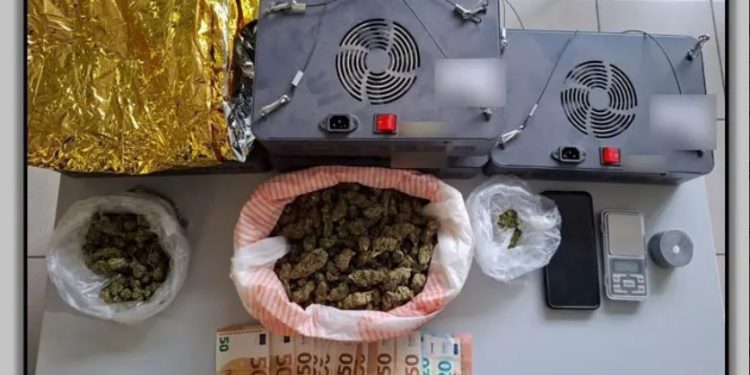Λάρισα: Χειροπέδες σε άνδρα που διακινούσε κάνναβη – Τι κατασχέθηκε από την ΕΛΑΣ – ΦΩΤΟ
