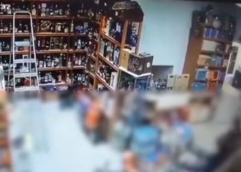 Νέο Ηράκλειο: Καρέ καρέ η δράση ληστή που «γδύνει» ταμειακή μηχανή – ΒΙΝΤΕΟ ΝΤΟΚΟΥΜΕΝΤΟ