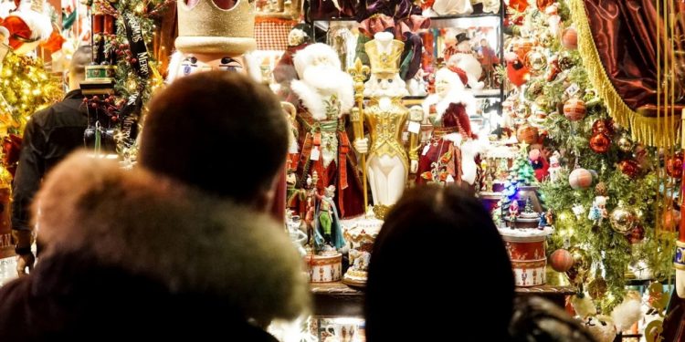 Χριστούγεννα 2024: Σε ισχύ από σήμερα το εορταστικό ωράριο – Ποιες Κυριακές θα είναι ανοιχτά τα μαγαζιά