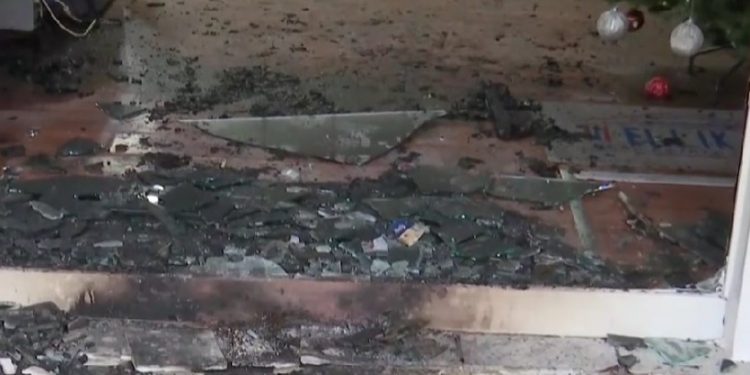 Συναγερμός στο Θησείο: Επίθεση με μολότοφ σε μεσιτικό γραφείο – ΒΙΝΤΕΟ