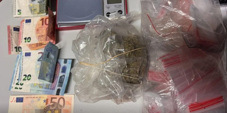 Η ομάδα ΔΙΑΣ έκανε double: 2 συλλήψεις νεαρών σε Ελληνικό και Άγιο Παντελεήμονα για διακίνηση ναρκωτικών – ΦΩΤΟ