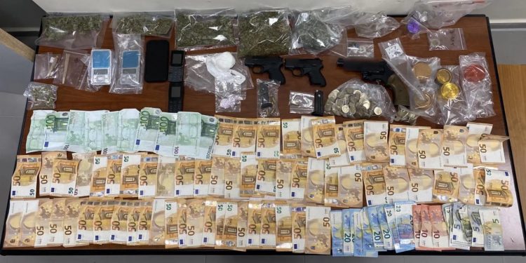 Καστοριά: Στα «δίχτυα» της ΕΛΑΣ έπεσε ένας 29χρονος για όπλα και ναρκωτικά – ΦΩΤΟ