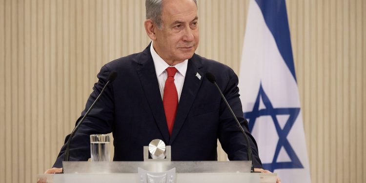 Για πρώτη φορά ο Νετανιάχου κάθεται στο εδώλιο στη δίκη για τη διαφθορά