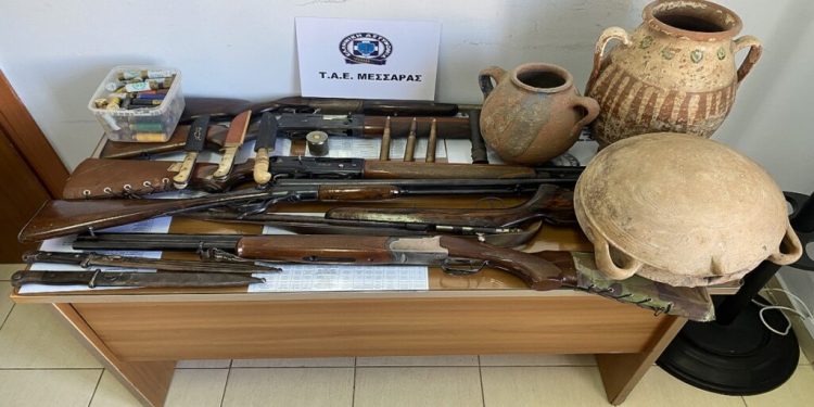 Ηράκλειο: Χειροπέδες σε 52χρονο που έκρυβε στο σπίτι του όπλα και αρχαία – ΦΩΤΟ
