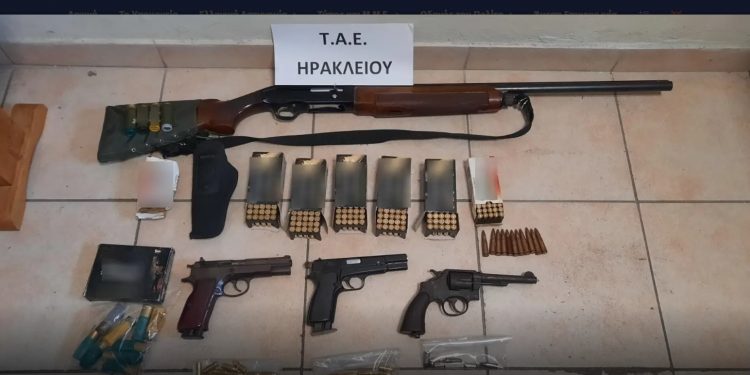 Ηράκλειο: Συνελήφθησαν πατέρας και γιος για όπλα και ζωοκλοπή – Κατασχεθήκαν 4 όπλα και 339 φυσίγγια – ΦΩΤΟ