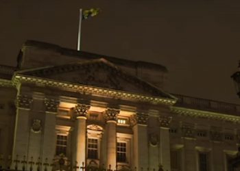 Συμβαίνει και στο Μπάκιγχαμ: Προσωπικό των Ανακτόρων έμπλεξε σε καυγά σε μπαρ – Συνελήφθη καμαριέρα – BINTEO