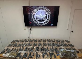 Μεγάλη επιχείρηση της ΕΛΑΣ για την τουρκική μαφία: 8 συλλήψεις και 8 προσαγωγές – Κατασχέθηκαν 49 όπλα – ΒΙΝΤΕΟ – ΦΩΤΟ
