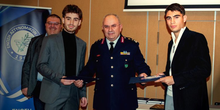 H Ένωση Αστυνομικών Λάρισας και η Ένωση Αξιωματικών ΕΛΑΣ Π.Θ βράβευσαν μαθητές – ΦΩΤΟ