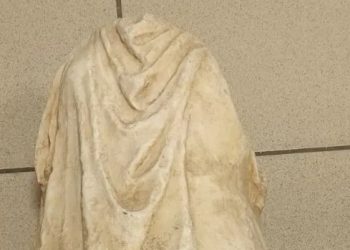 Θεσσαλονίκη: Βρήκε άγαλμα της ελληνιστικής περιόδου δίπλα στα σκουπίδια και έμεινε… «άγαλμα» – ΦΩΤΟ