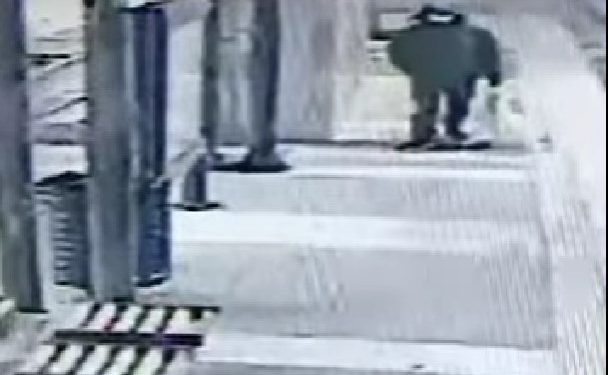 Παλαιό Φάληρο: Καρέ καρέ οι κινήσεις του δράστη πριν τη στυγερή δολοφονία του 61χρονου – ΒΙΝΤΕΟ NTOKOYMENTO