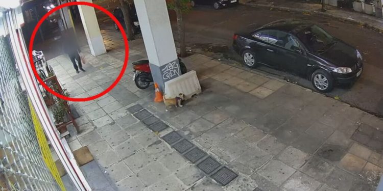 Παλαιό Φάληρο-BINTEO NTOKOYMENTO: Η στιγμή που ο δολοφόνος πάει να εξαργυρώσει το δελτίο των 5.000 ευρώ