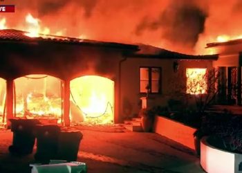 Σκηνές «Αποκάλυψης» στο Λος Άντζελες: Η φωτιά «καταβροχθίζει» τα πάντα στο πέρασμά της – ΒΙΝΤΕΟ