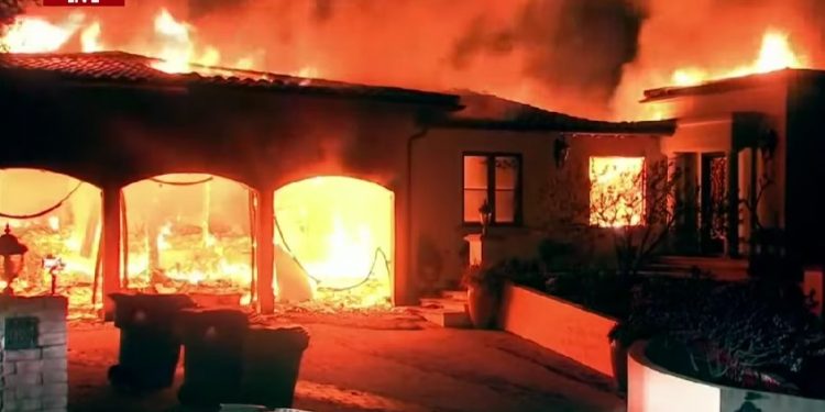 Σκηνές «Αποκάλυψης» στο Λος Άντζελες: Η φωτιά «καταβροχθίζει» τα πάντα στο πέρασμά της – ΒΙΝΤΕΟ