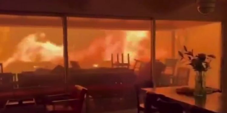Κόλαση φωτιάς στο Λος Άντζελες – Οι φλόγες εξαπλώνονται με τρομακτική ταχύτητα – ΒΙΝΤΕΟ