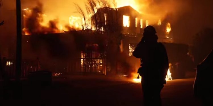 Πύρινος όλεθρος στο Λος Άντζελες: Εικόνες βγαλμένες από ταινία… μόνο που είναι αληθινές – ΒΙΝΤΕΟ