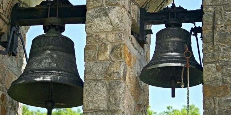 «Κωδικός» καμπαναριό: Άδειασαν το παγκάρι από παρεκκλήσι αλλά στην εκκλησία τα βρήκαν σκούρα