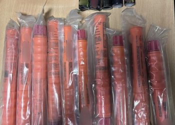 Μοσχάτο: Χειροπέδες σε 20χρονο και σε 18χρονο που είχαν 10 ναυτικές φωτοβολίδες και 5 κροτίδες – ΦΩΤΟ