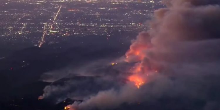 Πύρινος εφιάλτης δίχως τέλος στο Λος Άντζελες: Εικόνες «πολέμου» στα συντρίμμια – ΒΙΝΤΕΟ