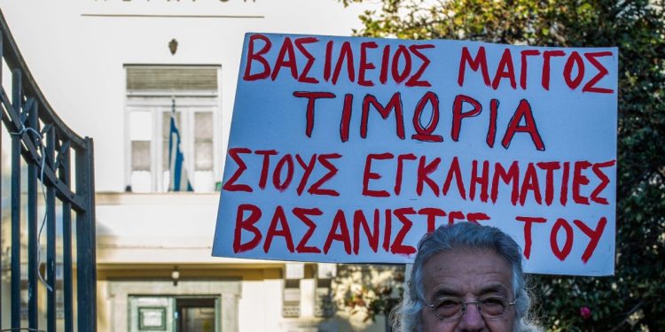 Συνθήματα στη δίκη για τον θάνατο του Μάγγου μετά από ξυλοδαρμό: Στο εδώλιο οι κατηγορούμενοι αστυνομικοί – ΒΙΝΤΕΟ