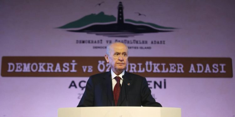 Ο Μπαχτσελί καλεί τον Οτσαλάν να ανακοινώσει την διάλυση του PKK