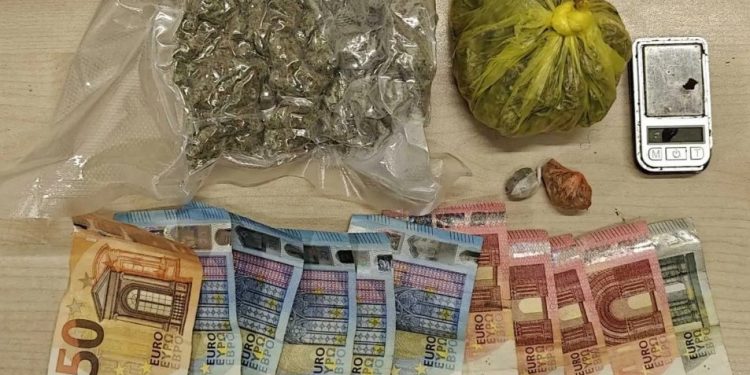 Άγιος Παντελεήμονας: Χειροπέδες σε 21χρονο – Πέταξε τα ναρκωτικά στη θέα των αστυνομικών – ΦΩΤΟ