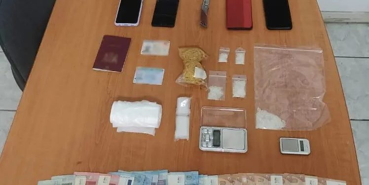 Χειροπέδες σε έναν άνδρα και 2 γυναίκες (η μία 17χρονη) για διακίνηση ναρκωτικών στο κέντρο της Αθήνας – ΦΩΤΟ
