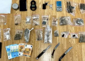 Χειροπέδες σε άνδρα που διακινούσε ναρκωτικά στη Δ. Αττική – Τα έκρυβε σε πάρκινγκ – ΦΩΤΟ