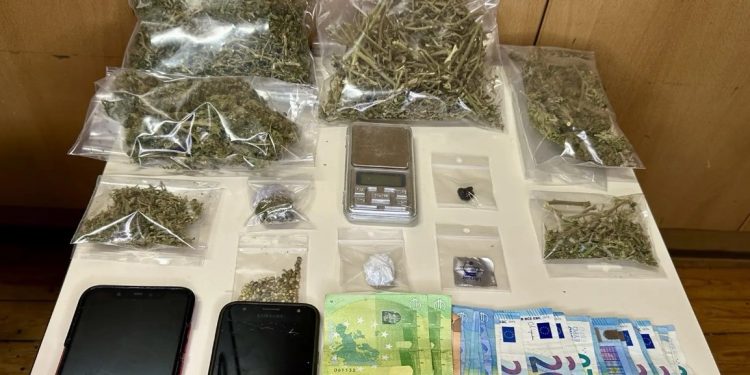 Ρέθυμνο: Χειροπέδες σε δύο άνδρες για ναρκωτικά – Τι βρήκαν στα σπίτια τους οι αστυνομικοί