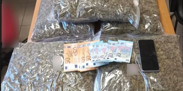 Βόλος: Συνελήφθη άνδρας στα ΚΤΕΛ με 5 κιλά χασίς στις αποσκευές – ΦΩΤΟ